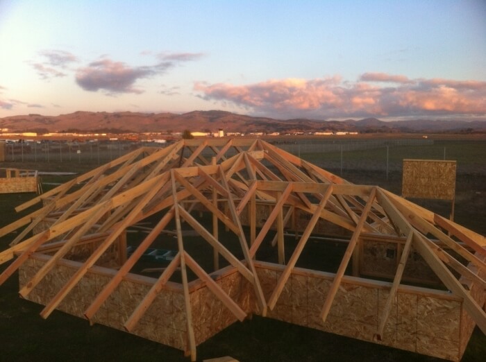 строительство вальмовой крыши